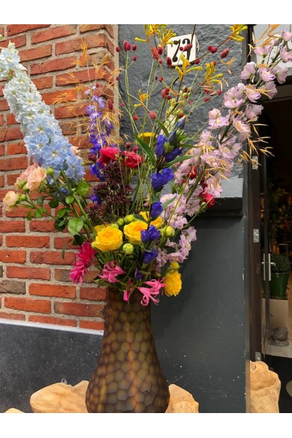 Роза бордюрная Луна Трендсеттер во флористической композиции